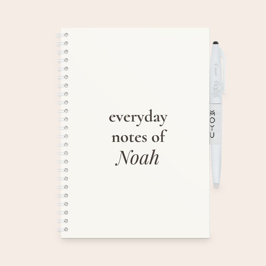 Libreta borrable personalizada MOYU Cuaderno borrable MOYU personalizado blanco con texto "everyday notes of Noah" impreso y bolígrafo borrable.