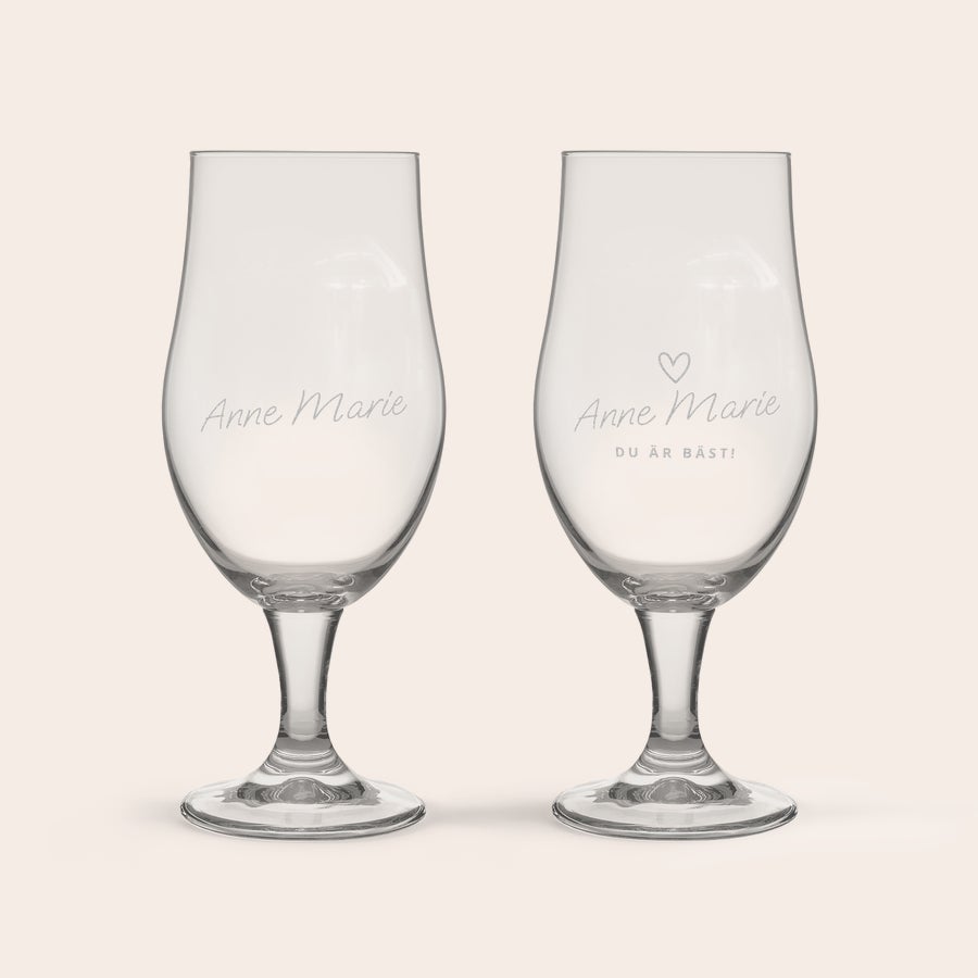 Gravert glass til håndverks-øl To personlige ølglass til håndverks-øl, lasergravert med navnene Anne Marie og teksten DU ÄR BÄST!, med et hjerte.