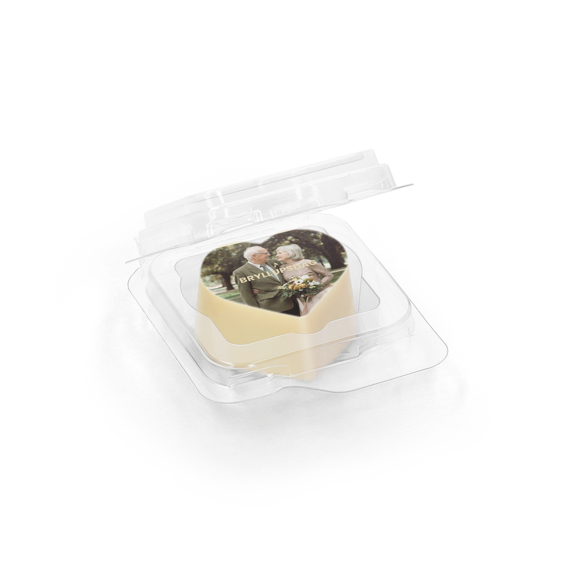Hjerteformet hvit sjokolade med et trykt bilde og teksten "BRYLLUPSDAG", individuelt innpakket.
