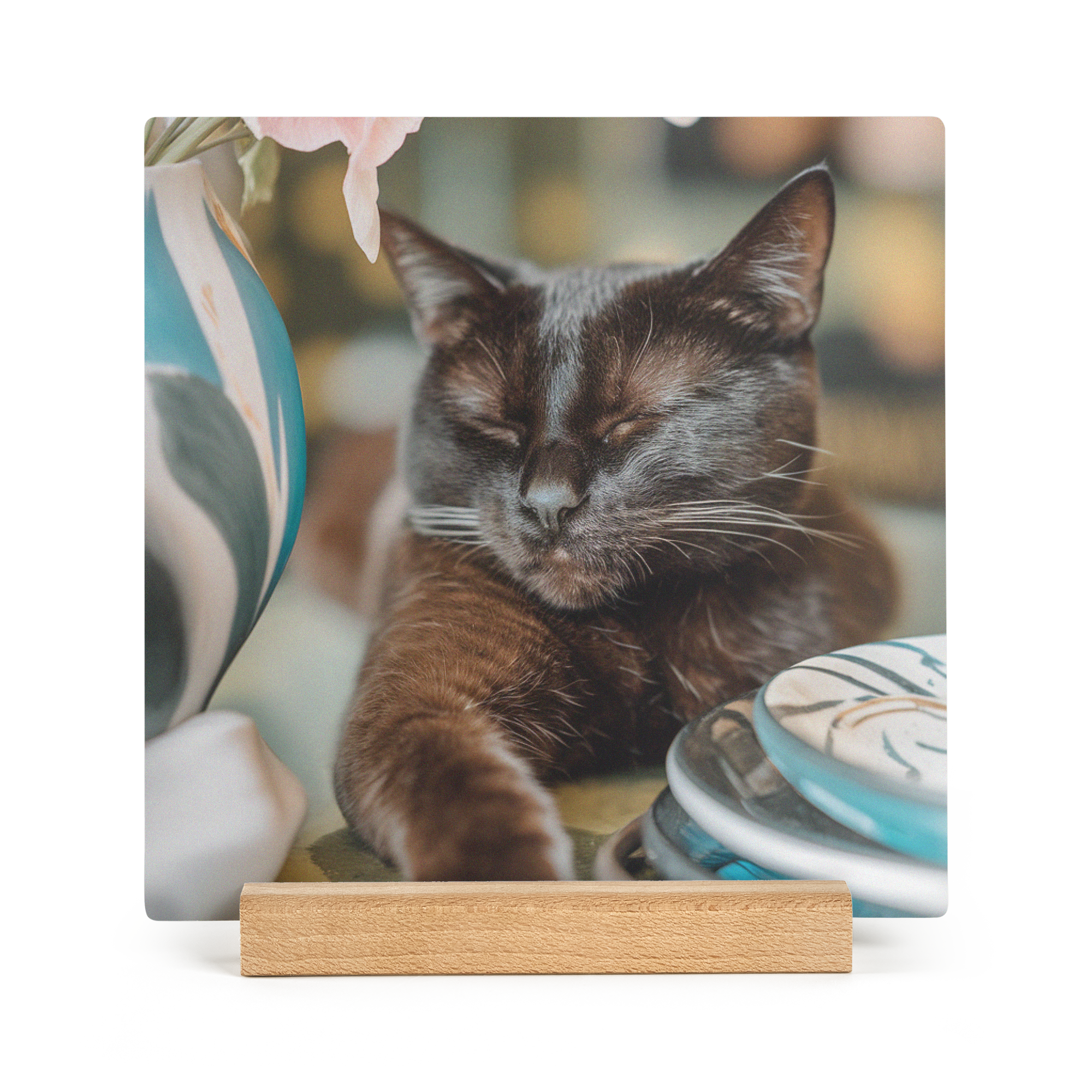 Quadratische Fotofliese aus Holz mit einem aufgedruckten Bild einer schlafenden schwarzen Katze, personalisierbar.