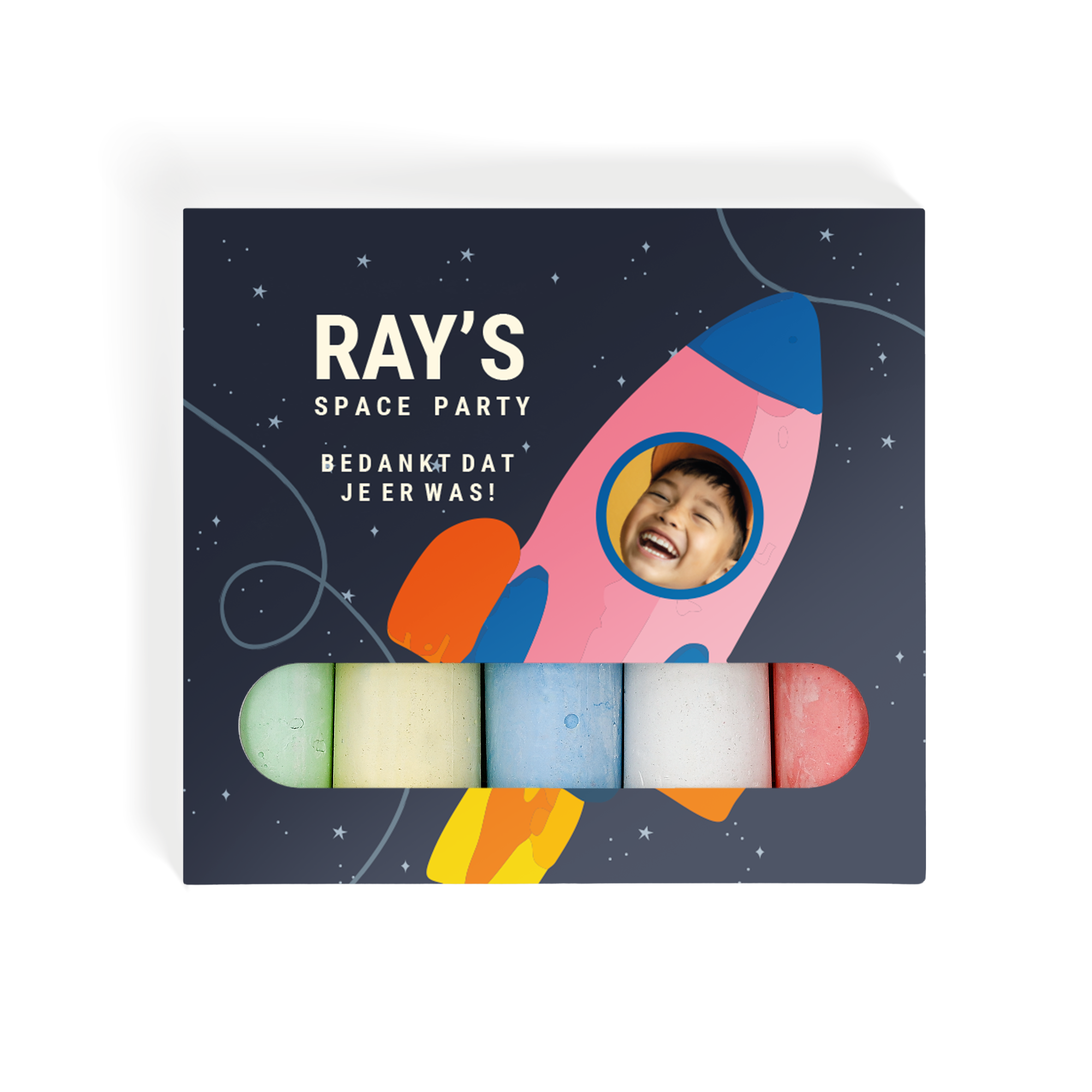Gepersonaliseerde stoepkrijtverpakking met raketdesign, naam Ray, foto van lachend kind en tekst Bedankt dat je er was!