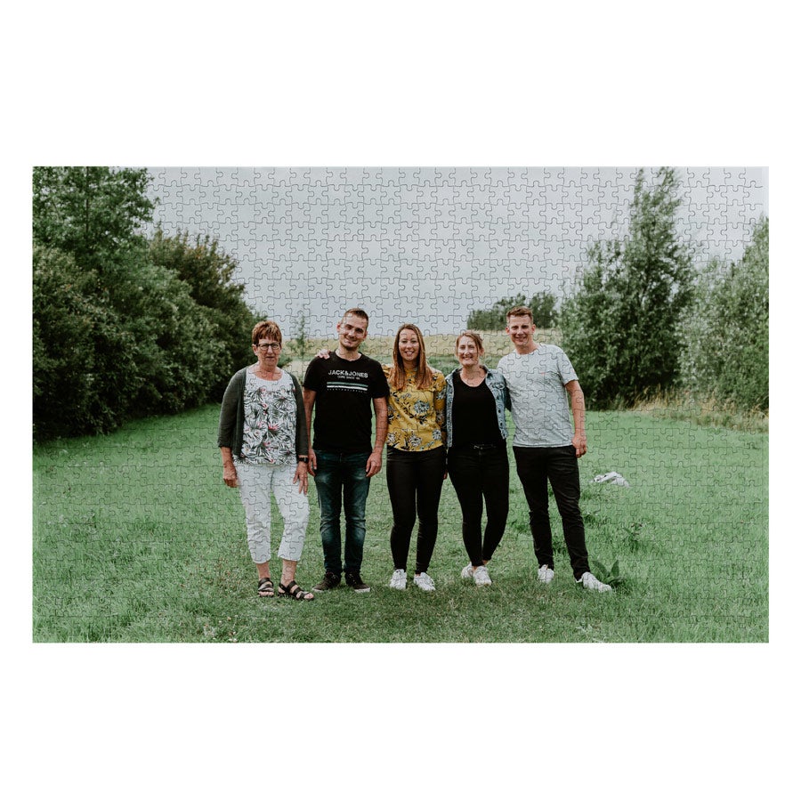 Pussel med egen bild Personligt pussel med tryckt foto av en familj i en grön miljö. Överraska dina nära och kära med detta unika pussel.