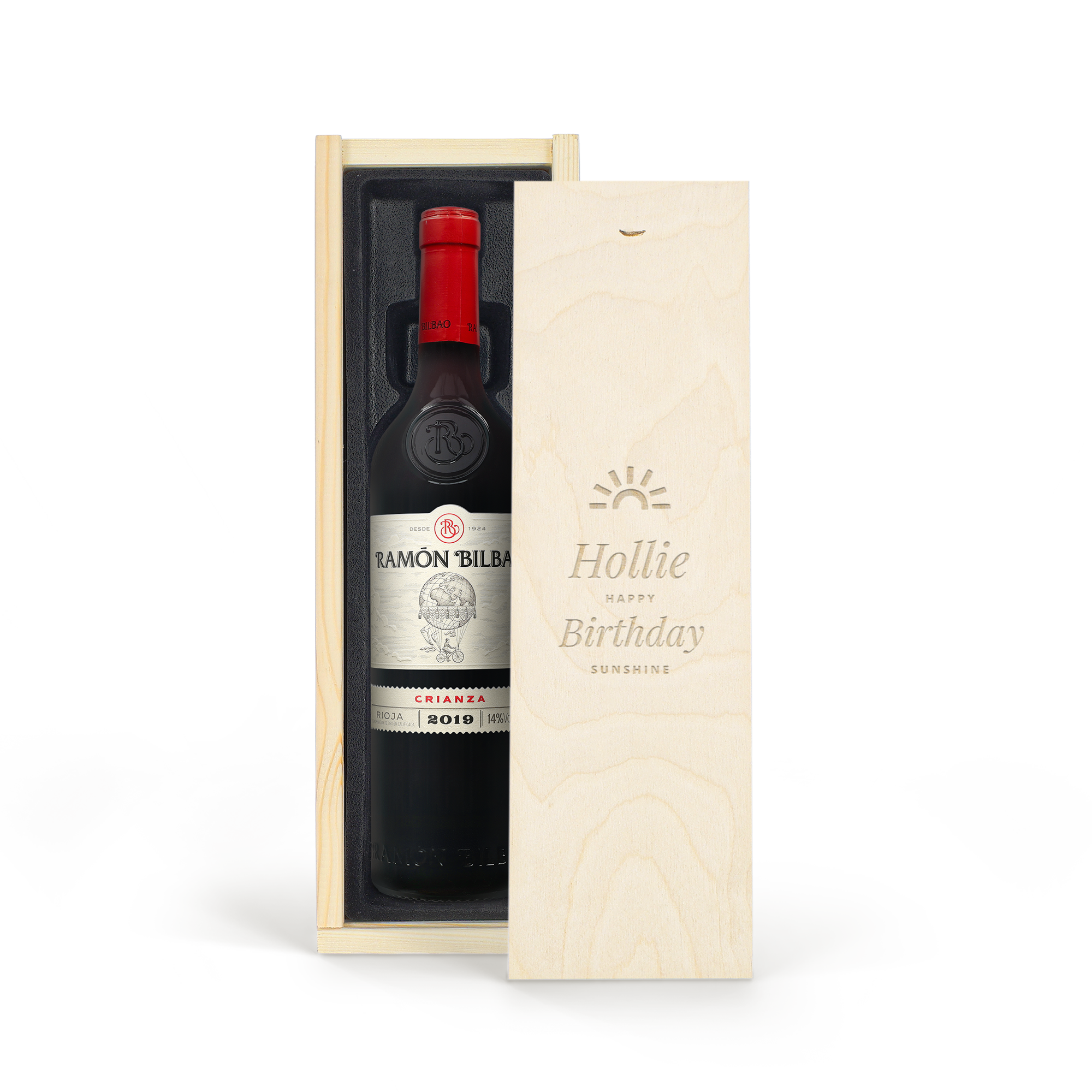 Dárek s červeným vínem Ramon Bilbao Gran Crianza v osobním dřevěném boxu s rytinou "Hollie Happy Birthday"