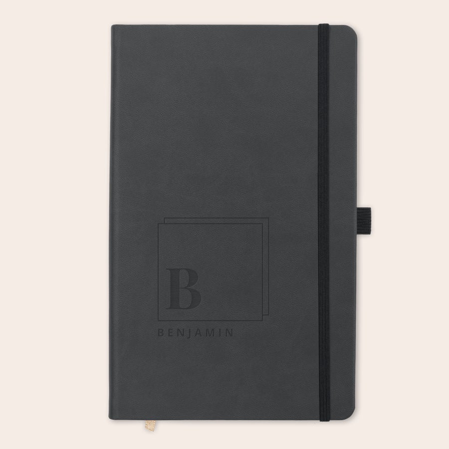 Notebook s názvem Černý zápisník s vyrytým monogramem B a jménem BENJAMIN, s gumičkou, pro zachycení oblíbených chvil.