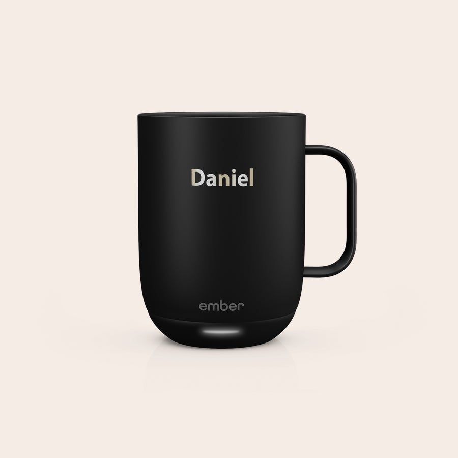 Kubek Ember Smart Control Czarny kubek Ember Control z wygrawerowanym laserowo imieniem Daniel. Rozkoszuj się każdym łykiem z personalizowanym kubkiem.
