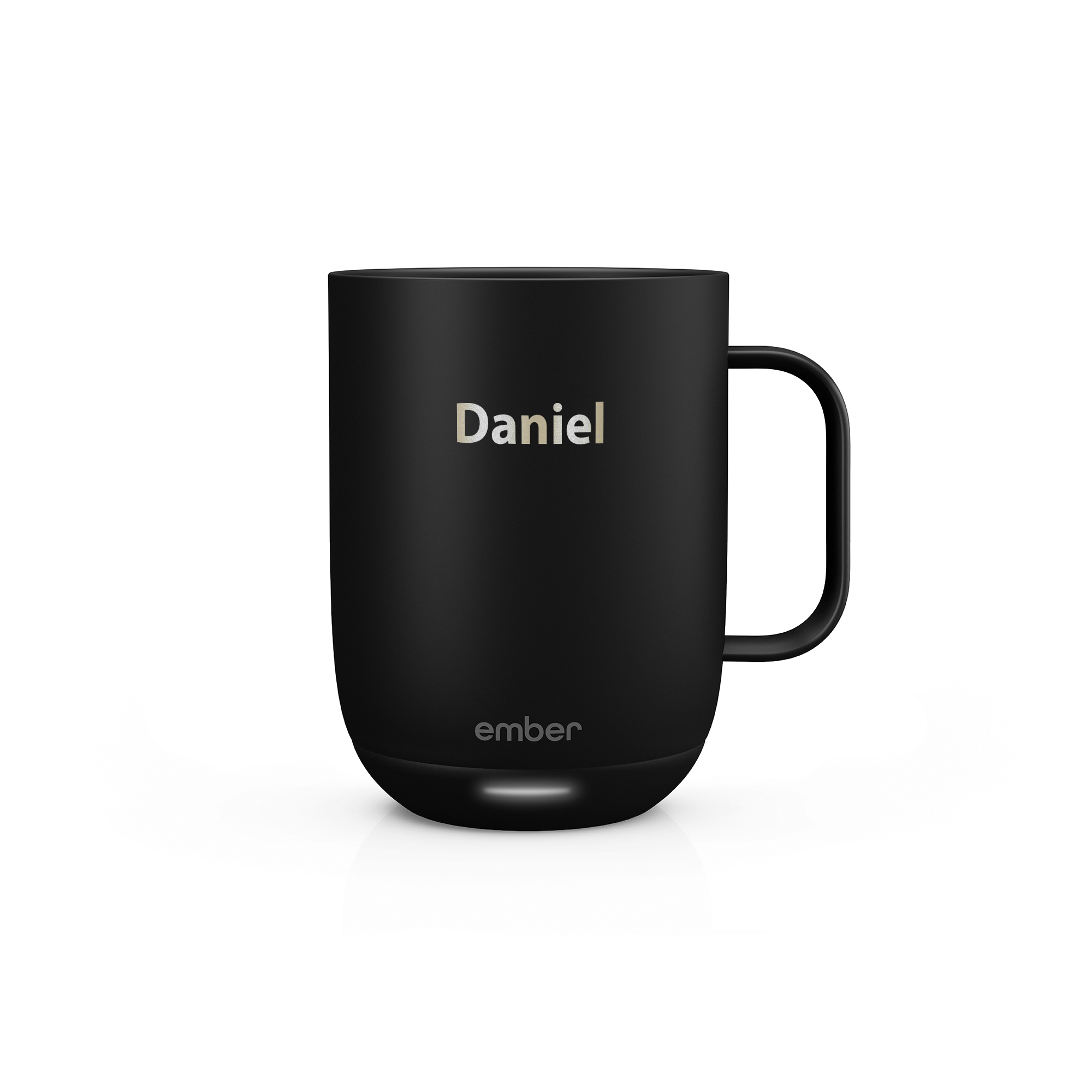 Svart Ember Control Cup med navnet Daniel lasergravert, for å nyte hver slurk med perfekt temperatur.