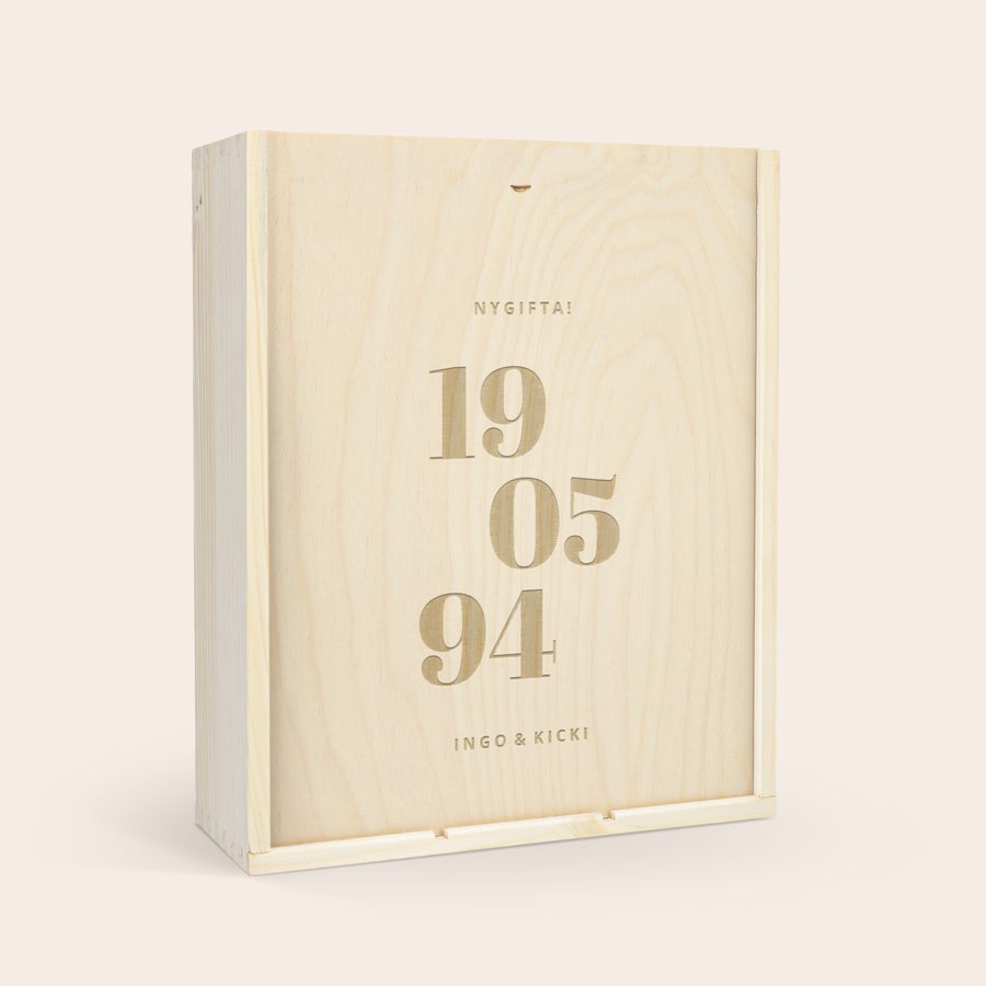 Personlig champagnelåda med glas Lyxig graverad champagne-ask i trä med texten "NYGIFTA! 19 05 94 INGO & KICKI" ingraverat på locket