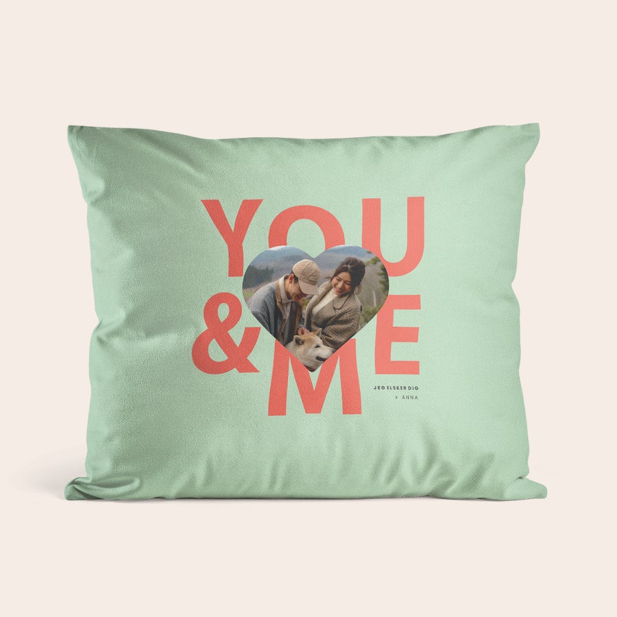 Pude med billede Mintgrøn personlig pude med hjerteformet foto af par og hund samt teksten "YOU & ME" og "Jeg elsker dig x Anna", perfekt til at gøre ethvert rum dit helt eget