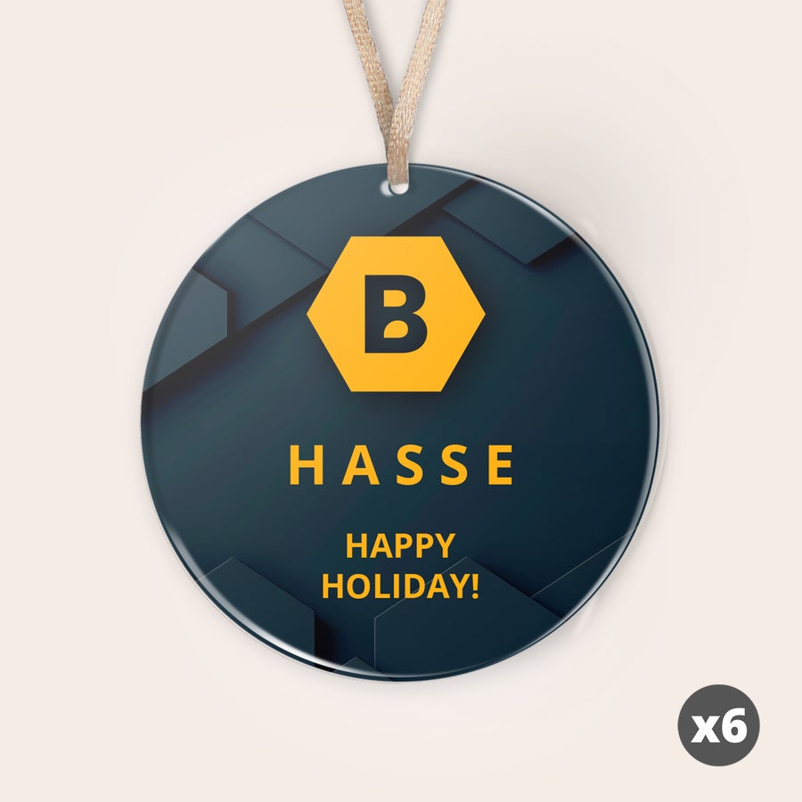 Personliga plexiglas julprydnader Personliga julpynt i plexiglas med texten "HASSE HAPPY HOLIDAY!" och en initial "B" tryckt i gult pÄ en mörkblÄ bakgrund med 3D-effekt.
