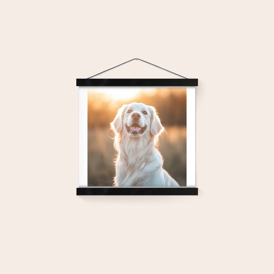 Poster personalizat cu agățător Afiș foto personalizat cu un cățeluș Golden Retriever, imprimat cu o fotografie pe un agățați cel mai frumos moment foto pe perete cu acest umeraș magnetic la îndemână pentru afișe.