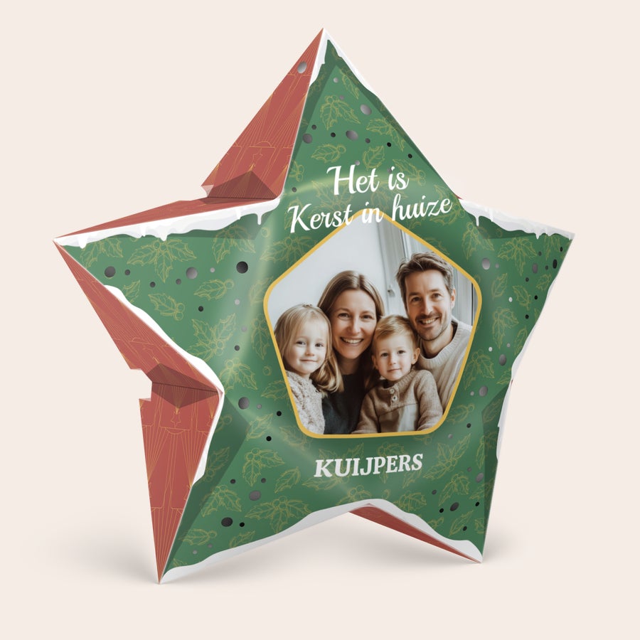 Papieren Kerstster personaliseren DIY - 42.5 cm - met lampjes Gepersonaliseerde papieren kerstster met eigen familiefoto, tekst "Het is Kerst in huize" en de naam "Kuijpers", verlicht de feestdagen met een persoonlijk tintje.