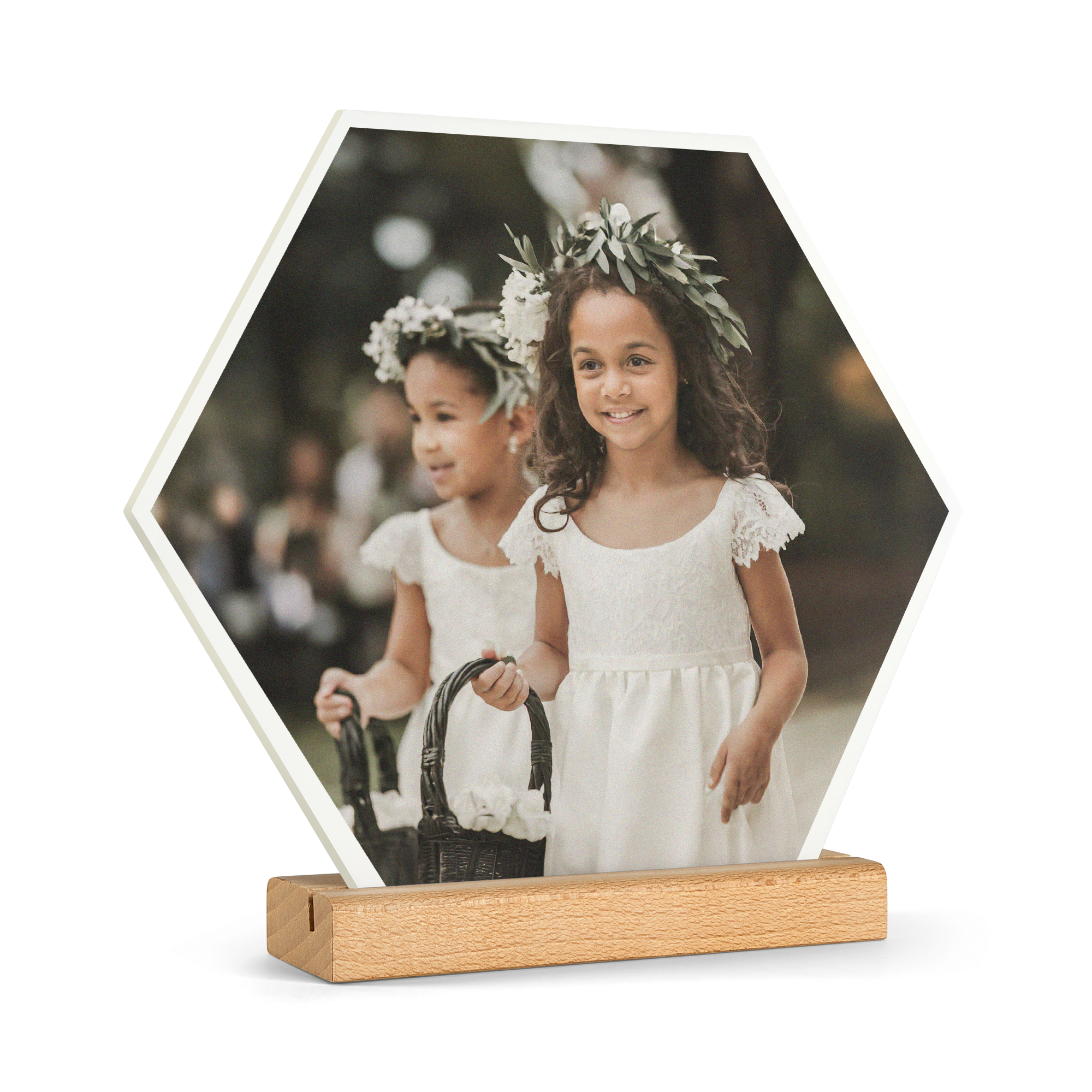 Sechseckige Fotofliese aus Holz mit einem Foto von zwei Blumenmädchen.