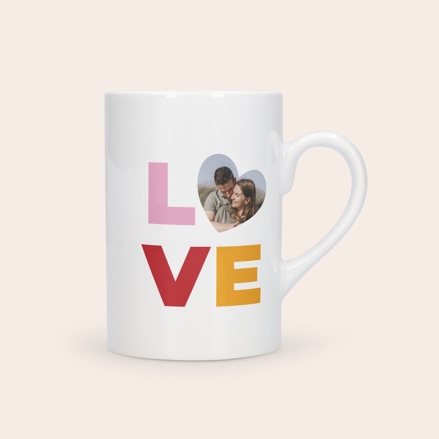 Personlig krus til te Hvidt, slankt krus med trykt "LOVE" design, hvor O er erstattet af et billede af et par. Drik din yndlingsdrik af et slankt krus med dit eget design trykt på.