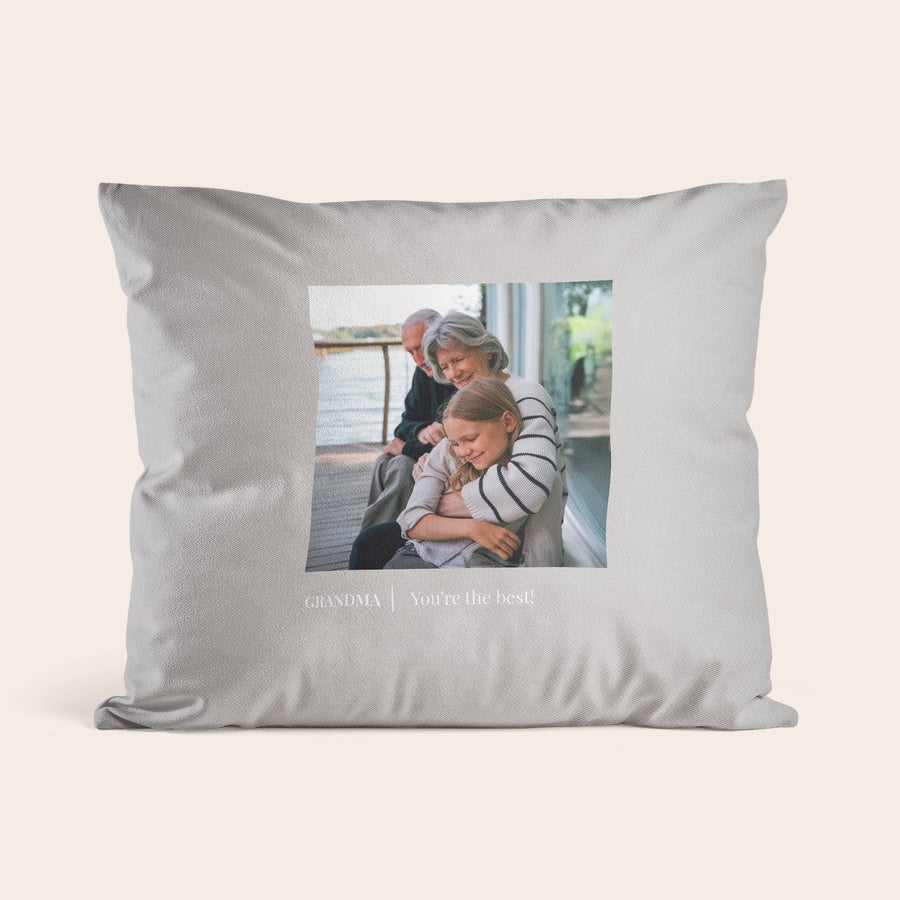 Cojin personalizado con foto Almohada gris con una foto familiar impresa y el texto personalizado Grandma You're the best!
