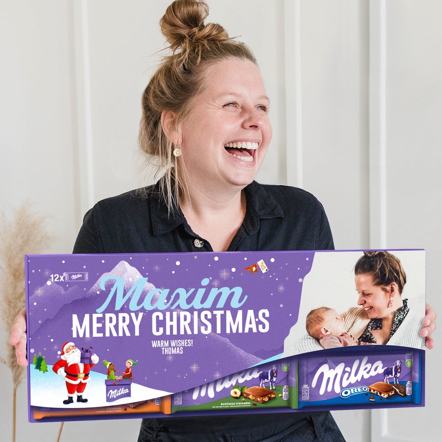 Personalizowana Mega Milka Kobieta trzyma spersonalizowaną tabliczkę czekolady Milka XXL z nadrukowanym imieniem Maxim i zdjęciem