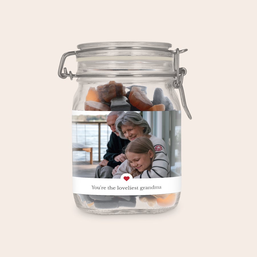 Personalizovaná nádoba na sladkosti Prispôsobená sladká nádoba s mixom sladkého drievka, vytlačená s fotkou starých rodičov a vnučky a textom "You're the loveliest grandma".