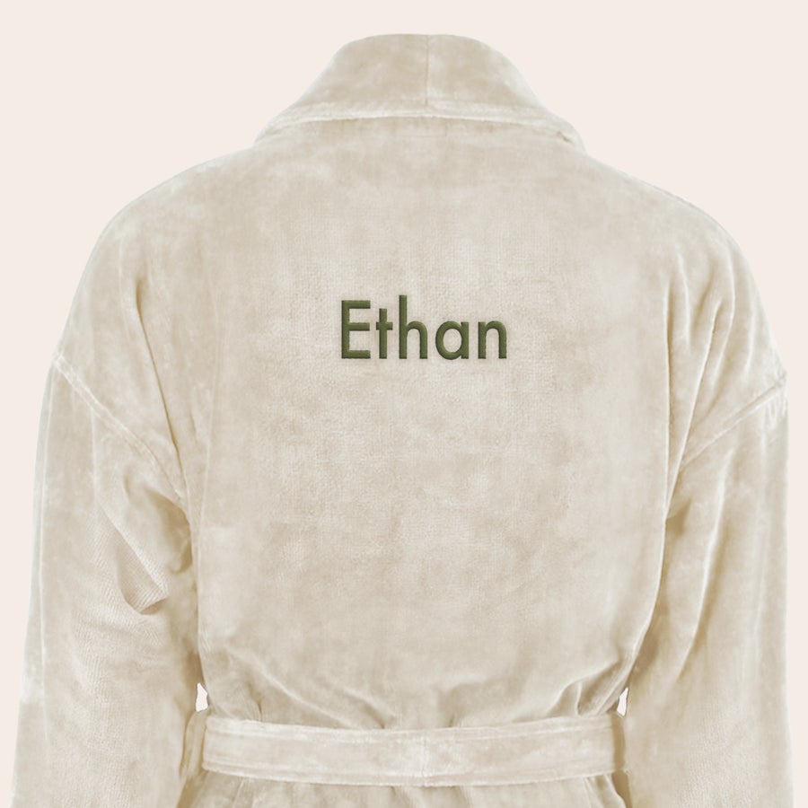 Albornoz - Hombre Albornoz color crema para hombre con el nombre "Ethan" bordado en verde, un regalo original de cumpleaños.