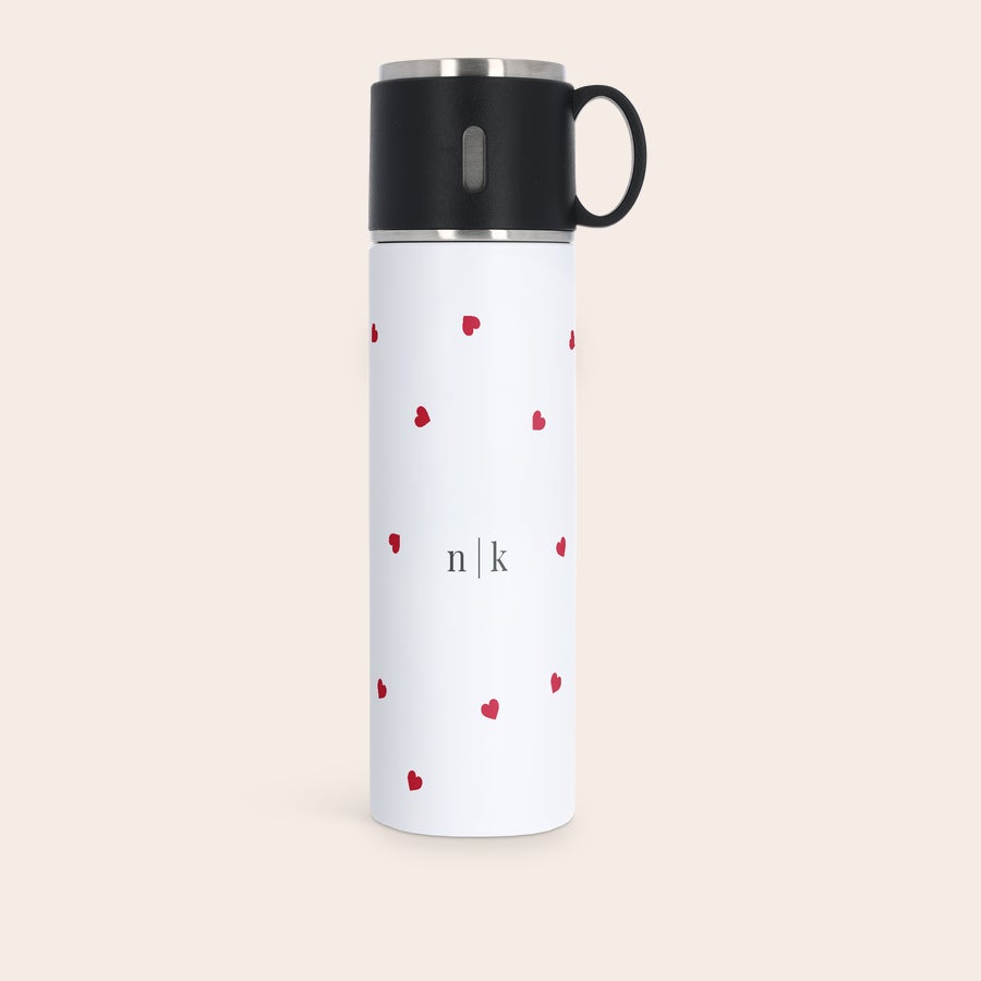 Petaca con taza - personalizada Termo personalizado de 500 ml con taza, diseño de corazones rojos y letras "n | k" impresas a todo color.