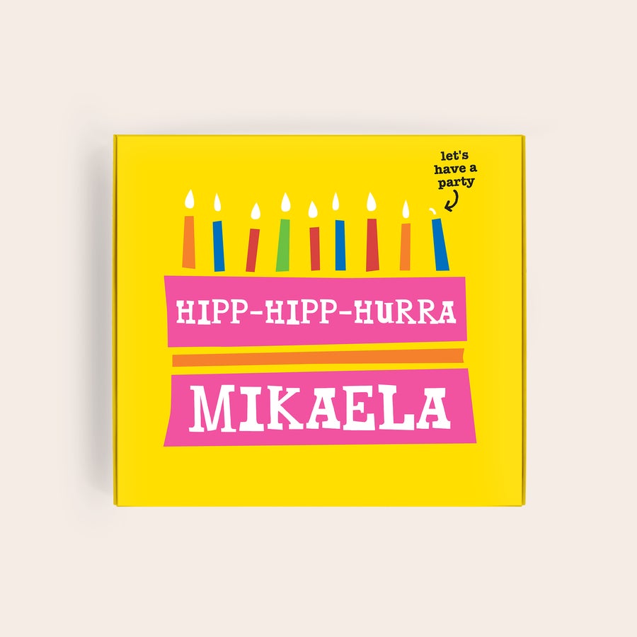 Tony's Chocolonely Presentask Personlig Tony's Chocolonely Mjölkchoklad presentförpackning med ballonger och texten Hipp Hipp Hurra Mikaela