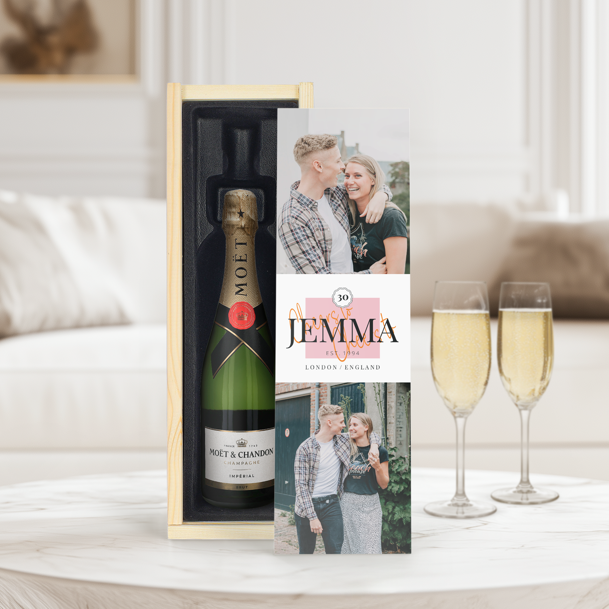 Champanhe Moët & Chandon em caixa de madeira personalizada com nome Jemma e data 1994, com fotos e taças.