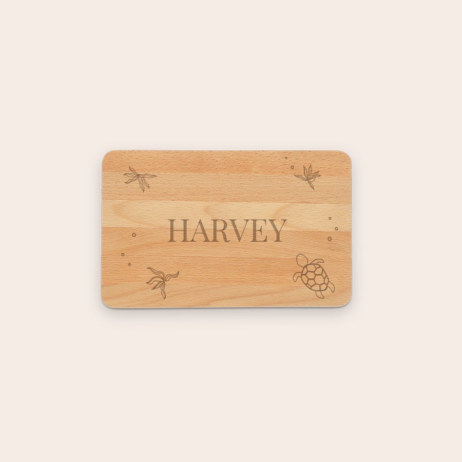 Tocător paine personalizat Placă de pâine din lemn gravată cu numele HARVEY, o broască țestoasă și plante marine.