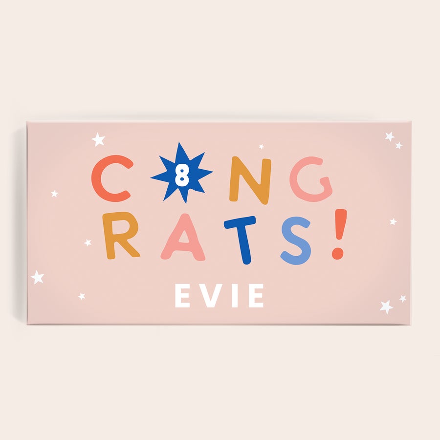 Henkilökohtainen kinder-suklaa Henkilökohtainen lastensuklaarasia vaaleanpunaisella pohjalla tekstillä CONGRATS! ja nimellä EVIE sekä numerolla 8 painettuna.