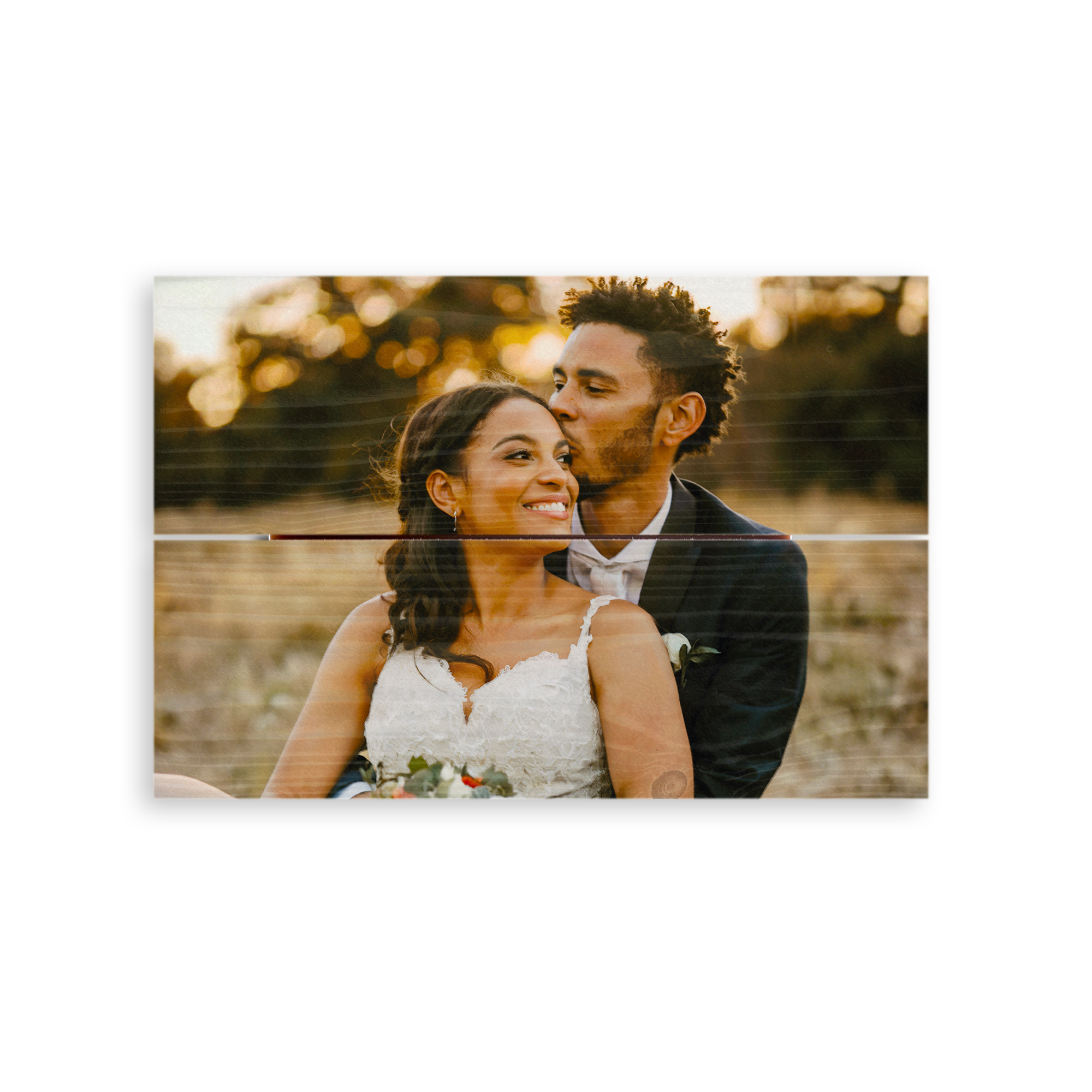 Foto personalizada en tablones de madera con una pareja de boda sonriente, el novio besando a la novia.