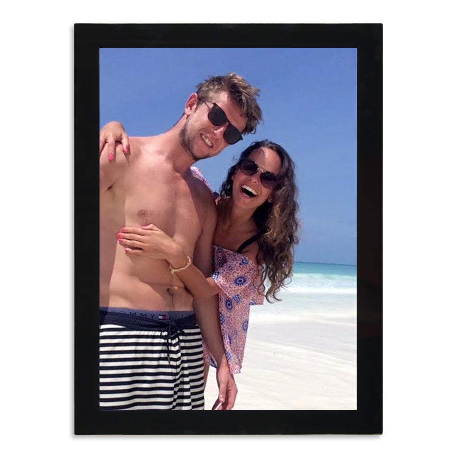 Marco de fotos de vidrio negro personalizado con una pareja sonriente en la playa para revivir los mejores momentos