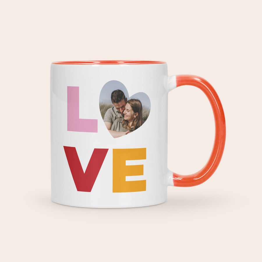 Caneca colorida Personalizada Caneca personalizada branca com interior e pega cor de laranja. Impressa com a palavra "LOVE" e uma foto de casal em forma de coração. Ofereça uma caneca personalizada ao seu amante de café favorito!