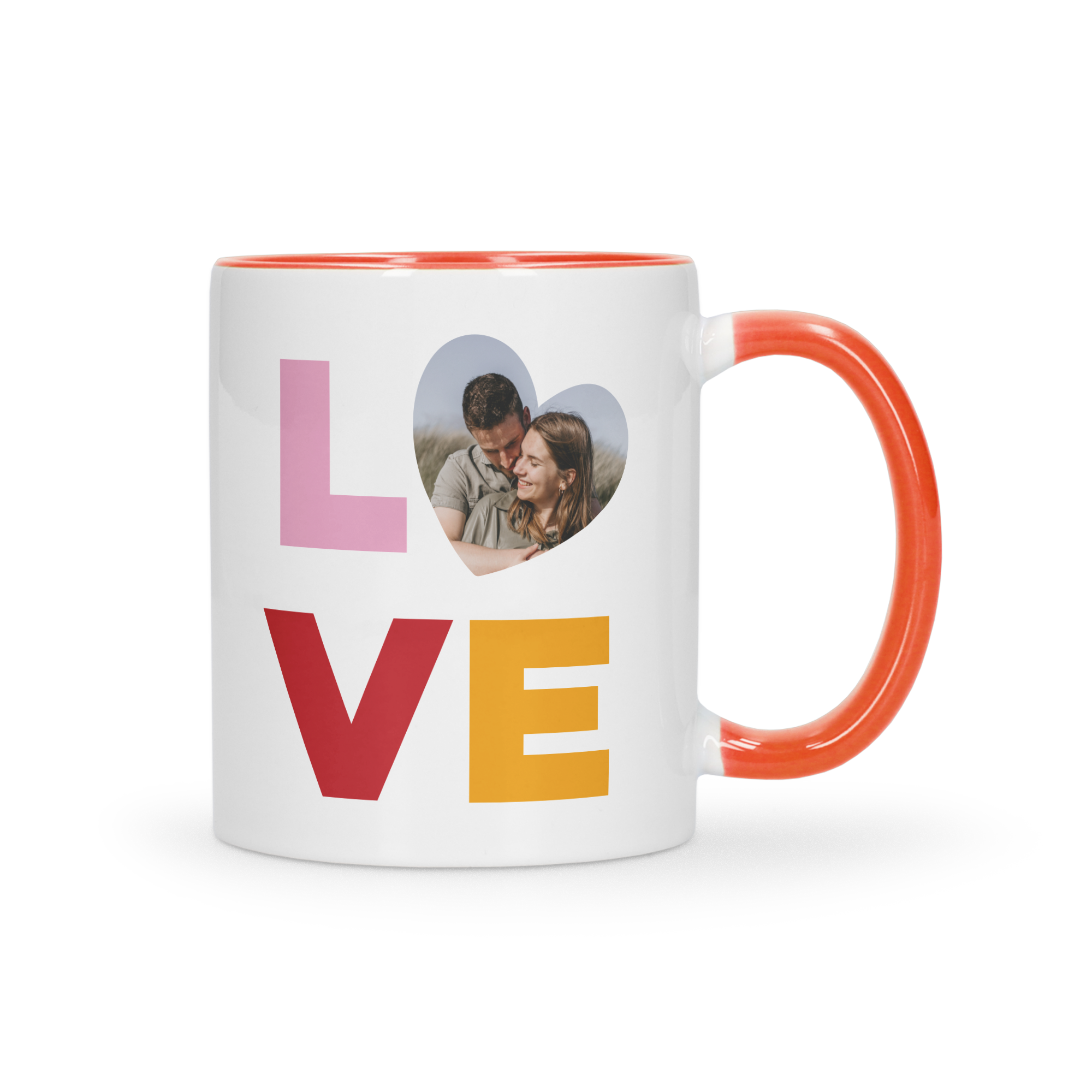 Mug orange personnalisé avec photo de couple et le mot LOVE imprimé en couleur