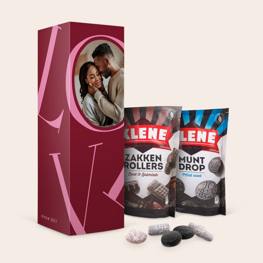 Scatole Regalo Personalizzata con Dolciumi Confezione regalo personalizzata con liquirizia, stampata con foto di una coppia, testo e due sacchetti Klene