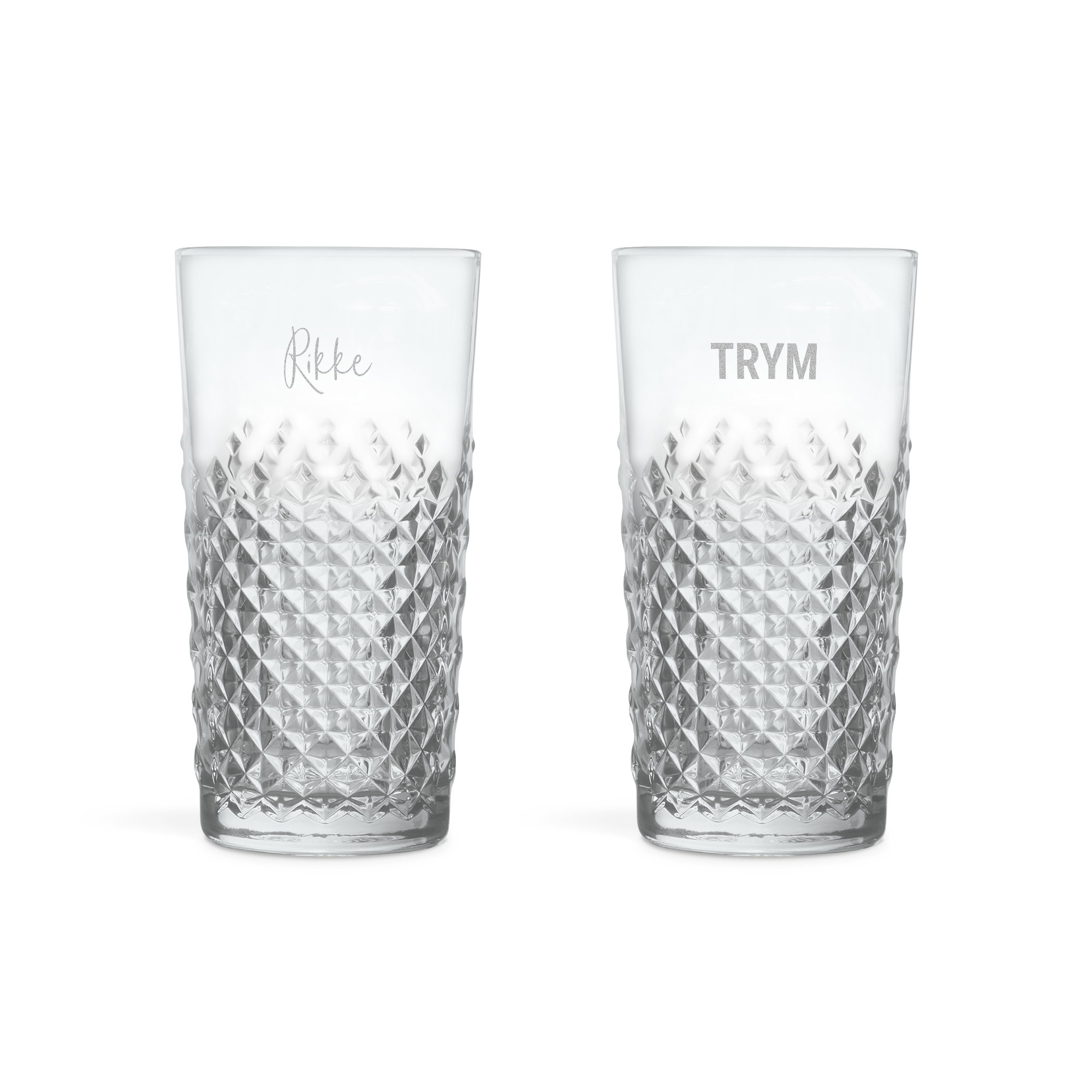 To graverte mojitoglass med mønster, personliggjort med navnene "Rikke" og "TRYM" inngravert.