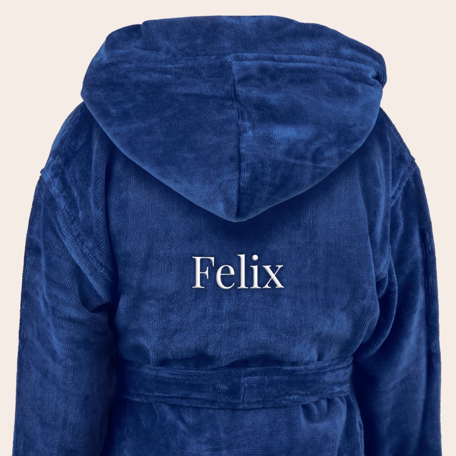 Badekåbe - børn Morgenkåbe til børn i mørkeblå, med hætte og broderet navn Felix på ryggen. Overrask med en dejlig blød morgenkåbe.