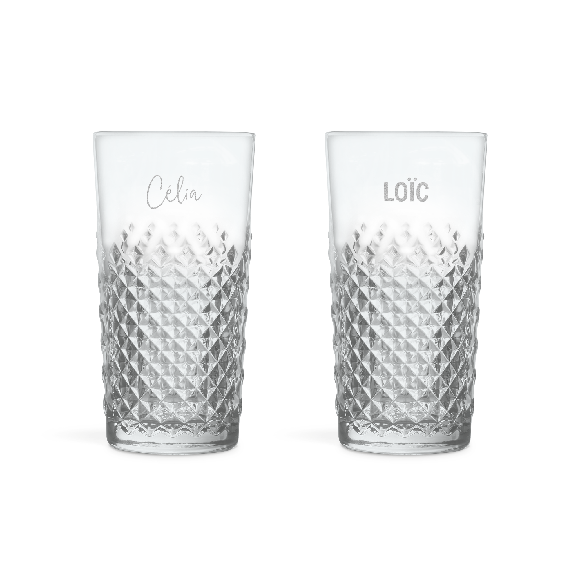 Deux verres à cocktail gravés, l'un avec "Célia" et l'autre avec "Loïc", pour un délicieux mojito