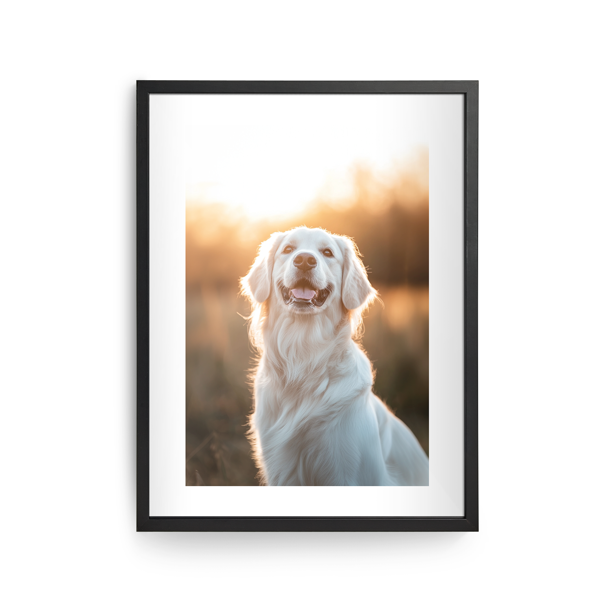 Póster personalizado con marco negro, muestra la foto de un perro sonriente con el atardecer de fondo.