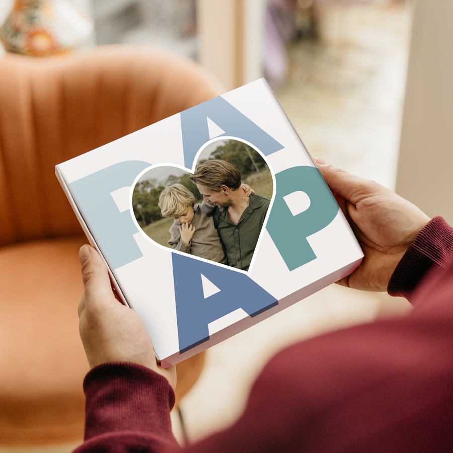 Personliga  Milka presentförpackning - Fars dag Personlig Milka presentförpackning för fars dag, tryckt med ett foto av far och son i ett hjärta, samt texten Pappa