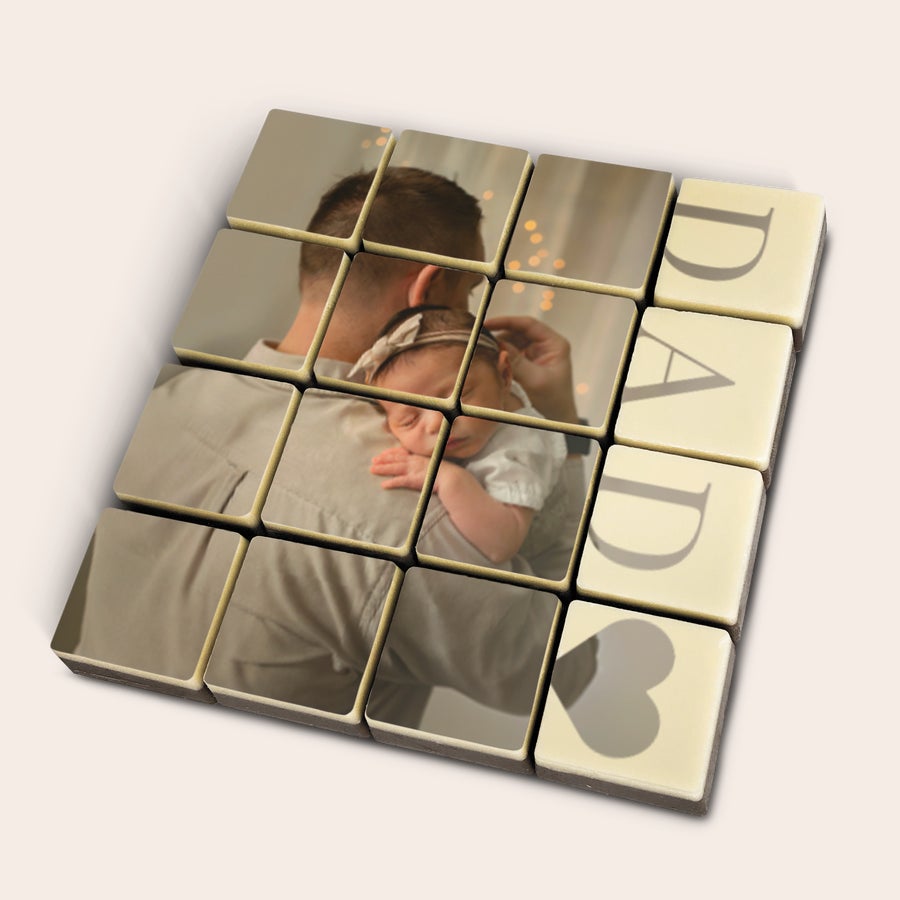 Chokolade blokke med billede 16 chokoladestykker med dit yndlingsbillede printet. Billedet er af en baby og "DAD" skrevet.