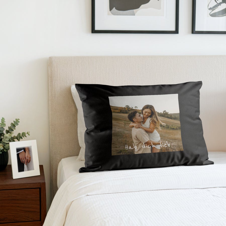 Kissen mit Foto Personalisiertes schwarzes Kissen mit gedrucktem Foto eines Paares im Arm und dem Text Hab dich lieb