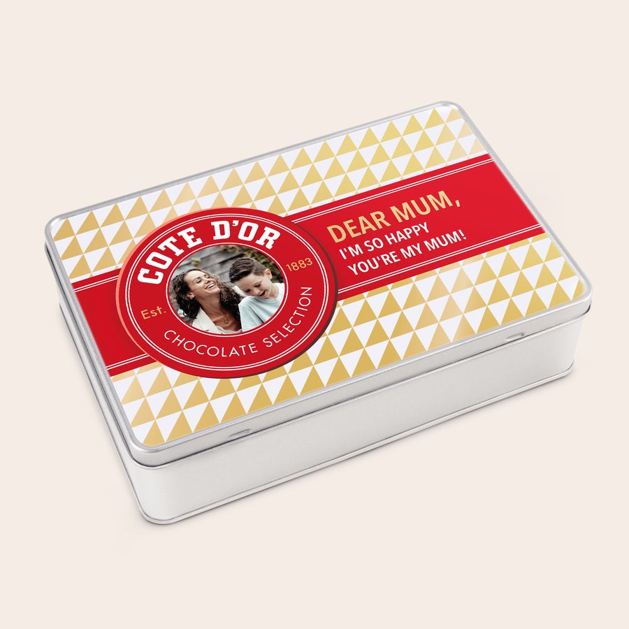 Lata personalizada rellena de Côte d'Or Caja vintage de chocolates Côte d’Or personalizada con foto de una mujer y un niño, y el texto “Dear Mum”