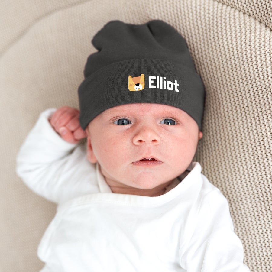 Gorrito de bebé Un lindo gorro de bebé gris estampado con un dibujo de perro y el nombre Elliot, personalizable para los más pequeños.