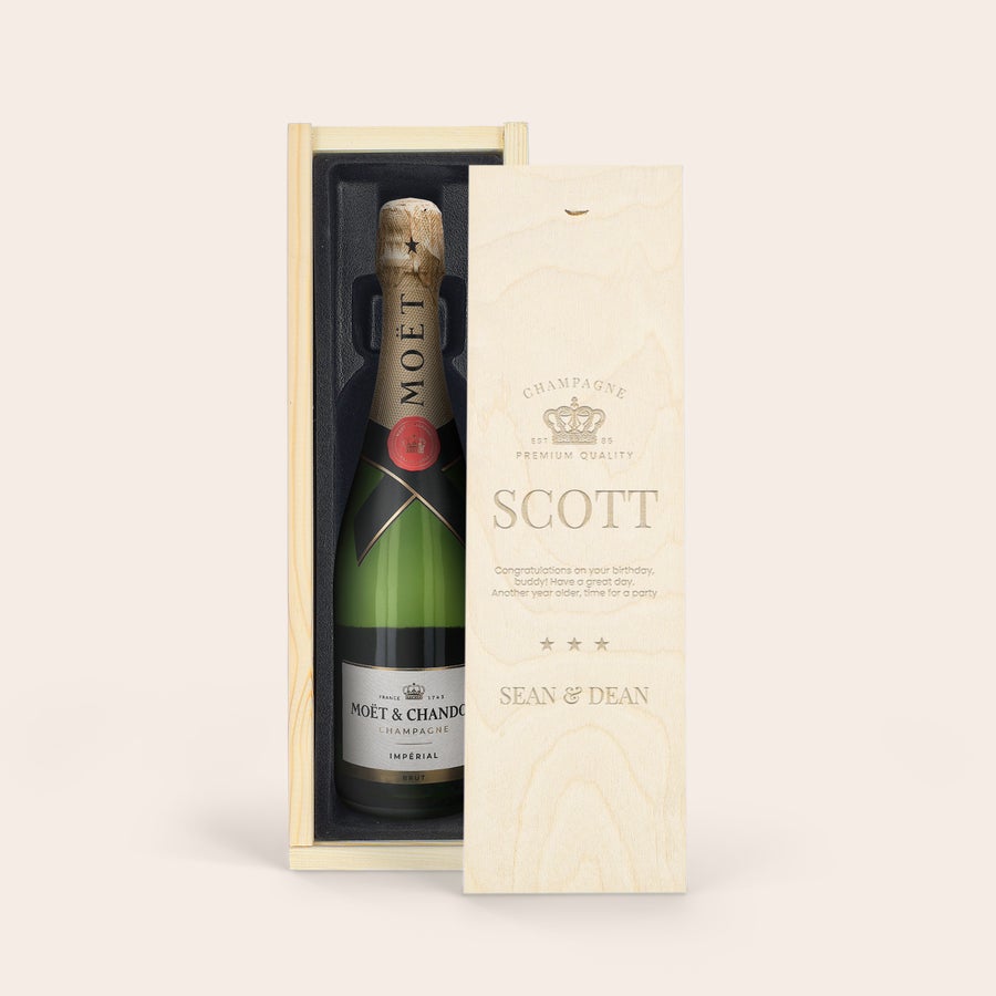 Moet et Chandon Brut Moët & Chandon pezsgő személyre szabott fadobozban, "SCOTT" névvel és születésnapi üzenettel gravírozva.