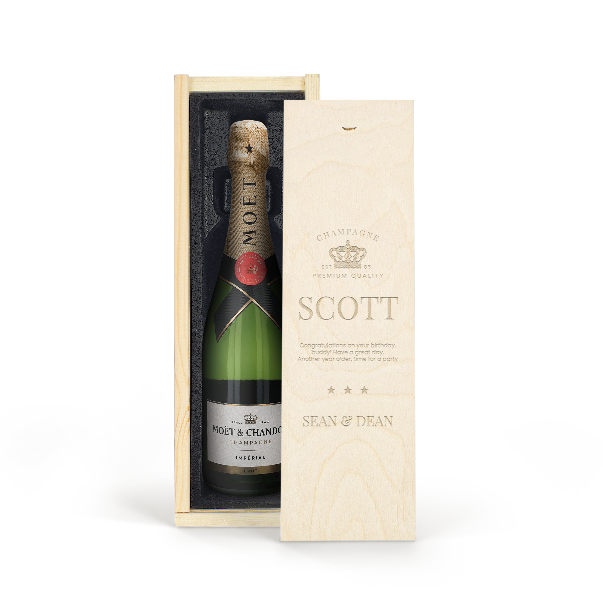 Șampanie Moet & Chandon în cutie din lemn gravată cu numele Scott și mesaj personalizat, ideală pentru o zi de naștere