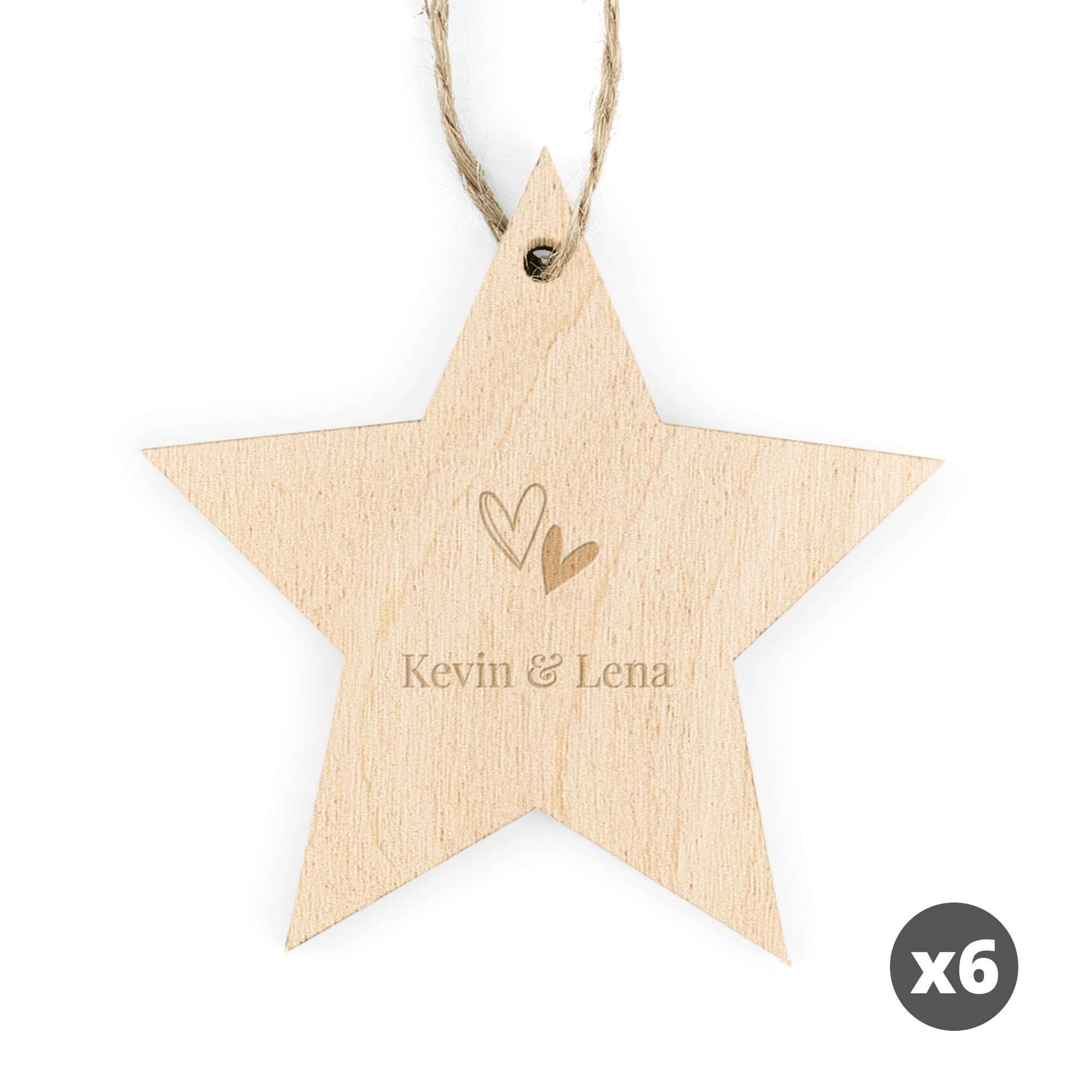 Holzstern mit Gravur, personalisiert mit Namen Kevin & Lena und zwei Herzen, perfekt als Weihnachtsbaum Deko.