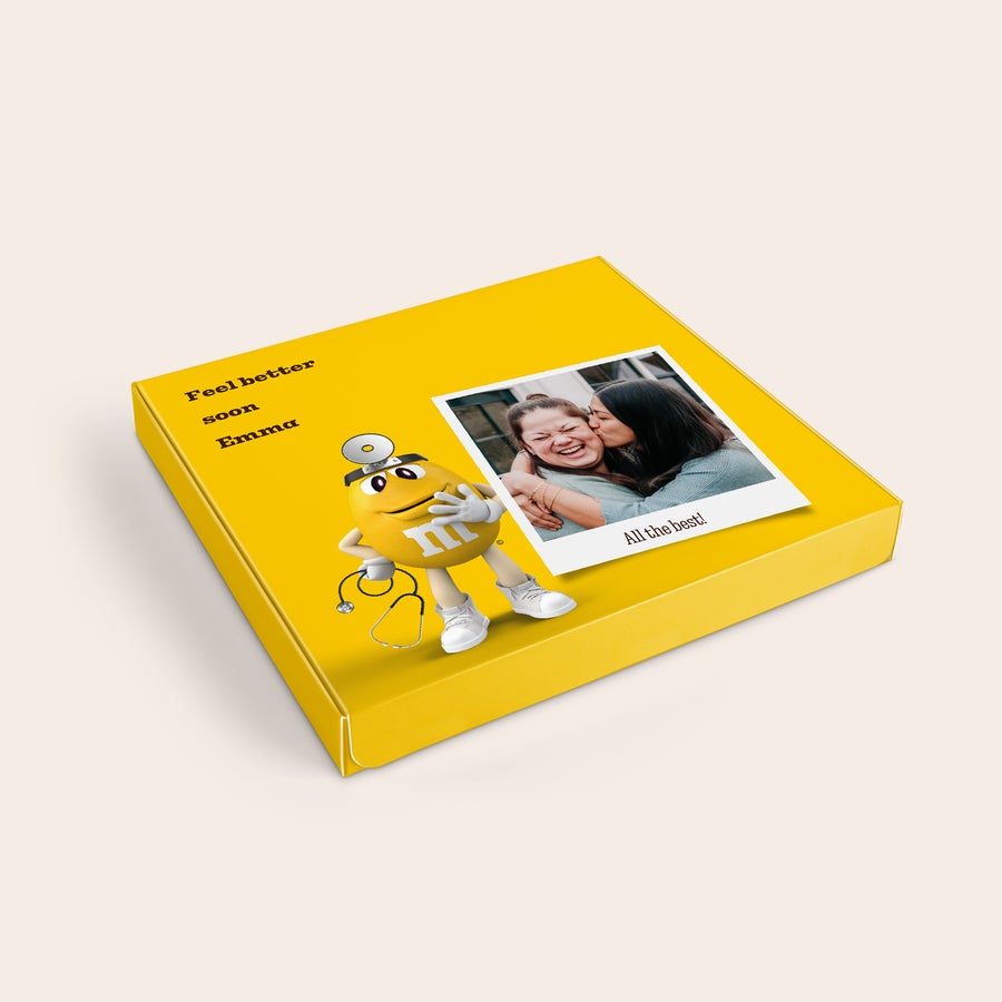 Personalizovaná M&M's dárková krabička Personalizovaná potištěná dárková krabička M&M's s fotografií, M&M postavičkou v roli lékaře a textem Feel better soon Emma