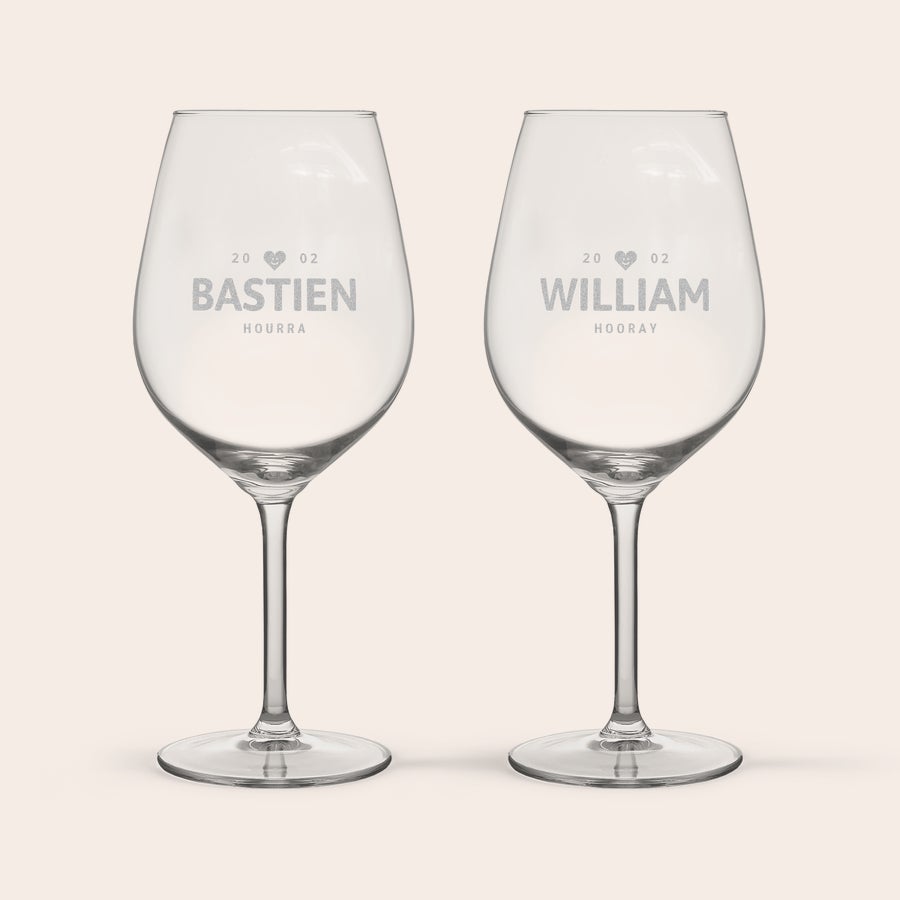 Verre à vin rouge personnalisé Deux sublimes verres à vin rouge personnalisés avec les prénoms Bastien et William gravés.