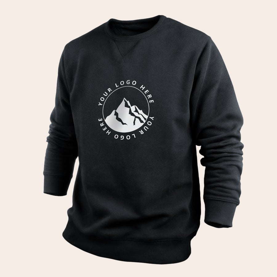 Mäns tröja Svart personlig tröja med eget tryck framtill med en bergslogotyp och texten Your logo here.