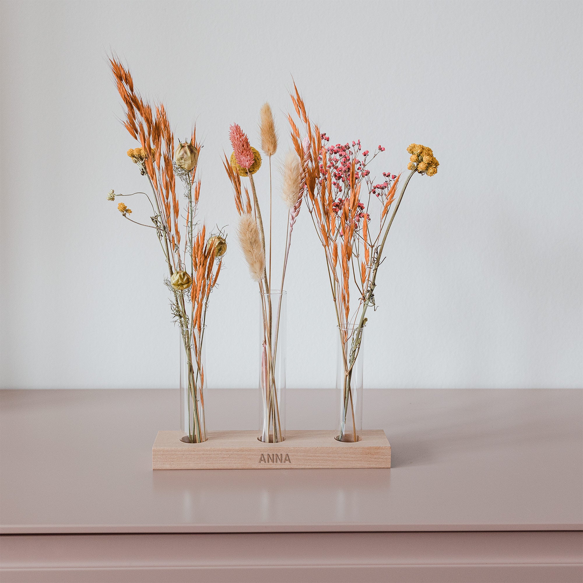 Droogbloemen in gepersonaliseerde houder met drie vaasjes Droogbloemen in gepersonaliseerde houder met drie vaasjes