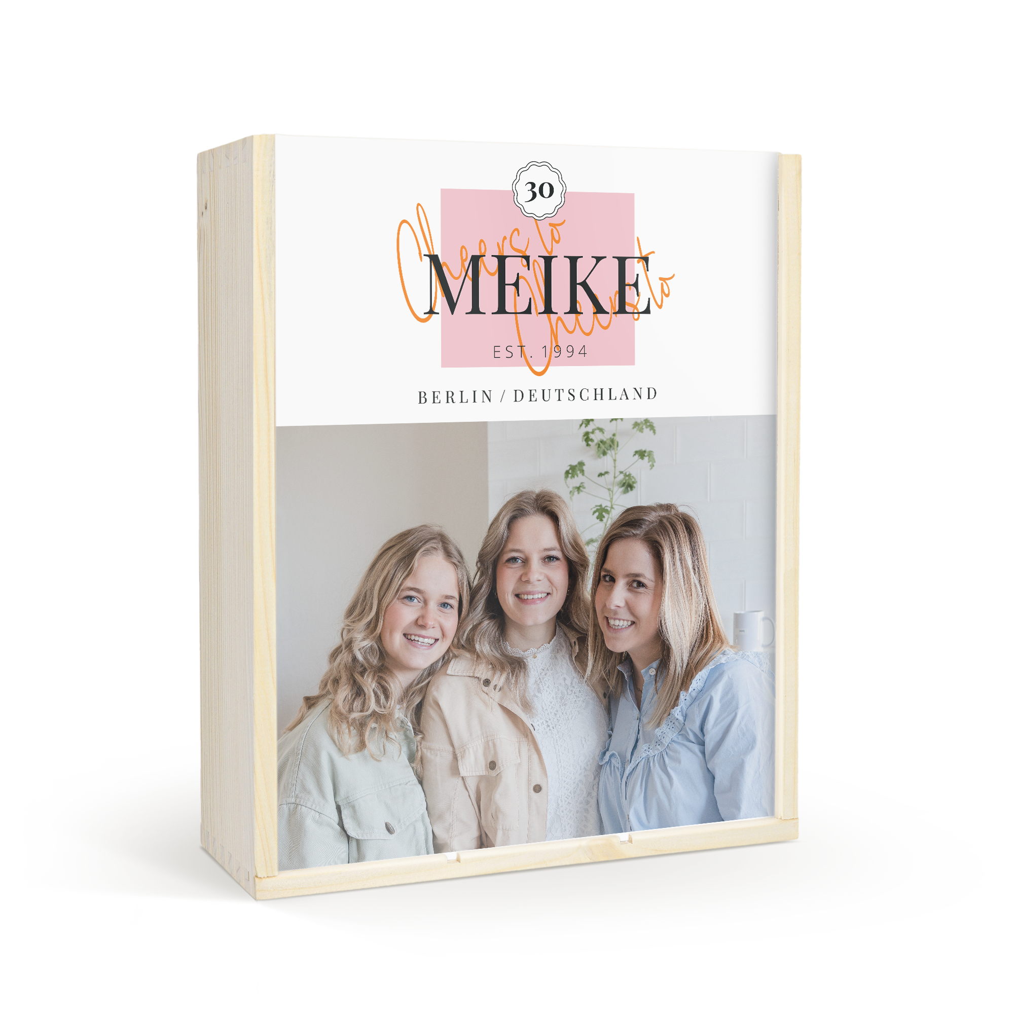 Personalisierte Holzkiste für Moët & Chandon Brut Champagner mit Foto von drei Frauen und Text "Cheers to Meike Est. 1994 Berlin Deutschland" bedruckt