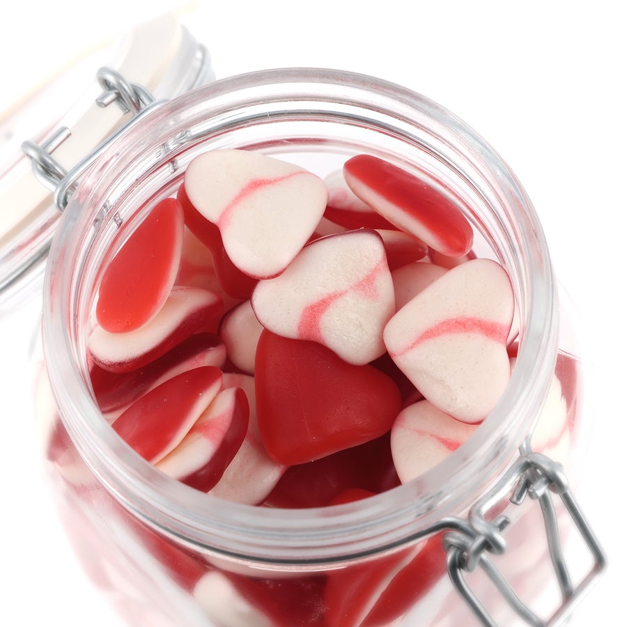 Borcan de dulciuri personalizat Borcan transparent plin cu dulciuri personalizate in forma de inima rosie si alba, cu capac cu balamale metalice.
