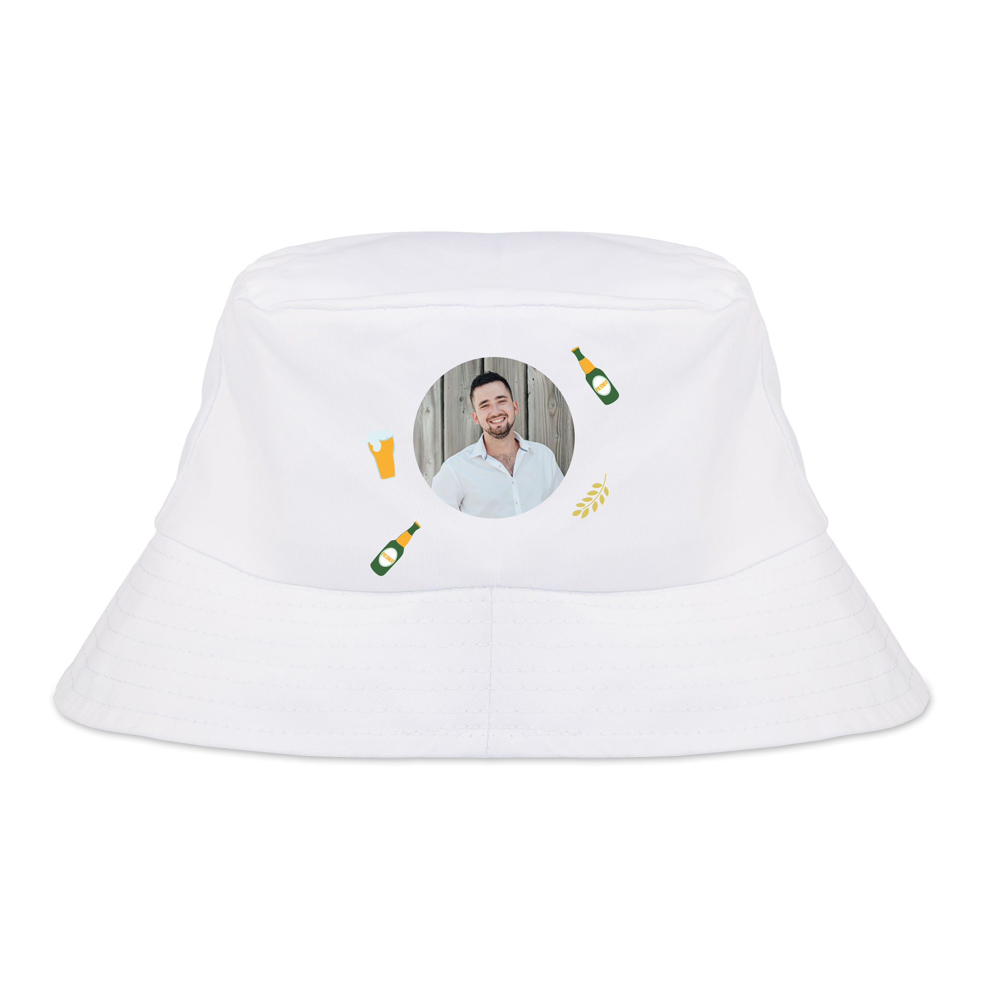 Gorro pescador blanco con foto impresa de un hombre sonriendo, rodeado de botellas de cerveza y una espiga, un bonito gorro pescador con foto.